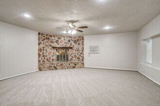 733 Meadowlark Cir in Crowley, TX - Foto de edificio - Building Photo