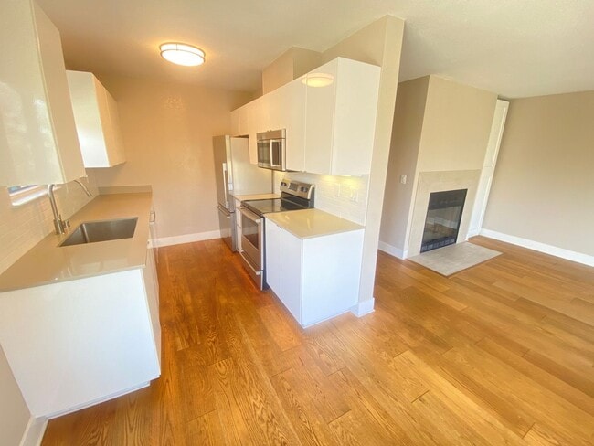 property at 200 Shoreline Ct