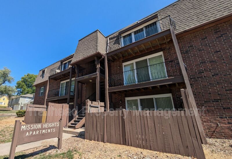 5717 Outlook St in Mission, KS - Building Photo
