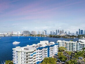 16546 NE 26th Ave in North Miami Beach, FL - Foto de edificio - Building Photo