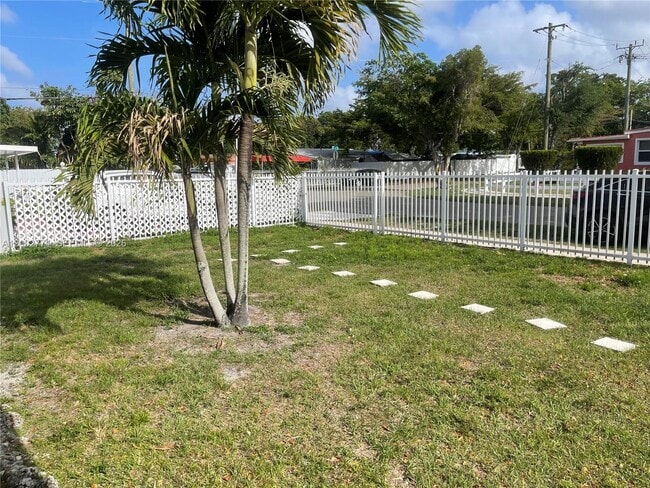 115 NW 120th St in North Miami, FL - Foto de edificio - Building Photo
