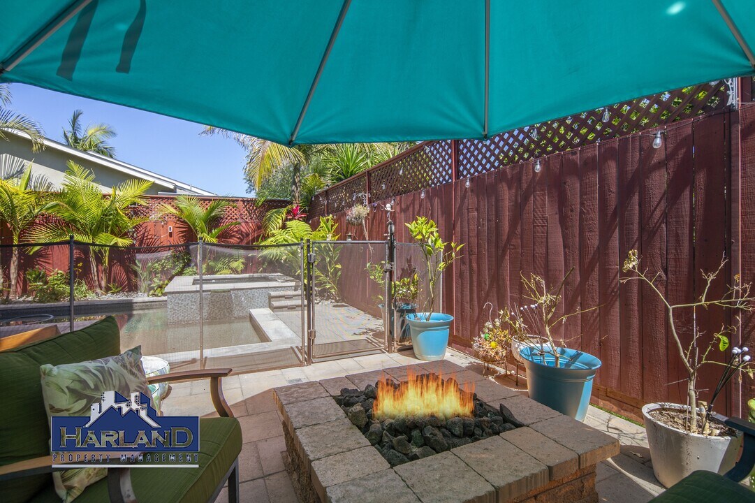 1911 Chalcedony St in San Diego, CA - Building Photo