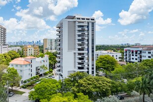 911 E Ponce de Leon Blvd in Coral Gables, FL - Foto de edificio - Building Photo