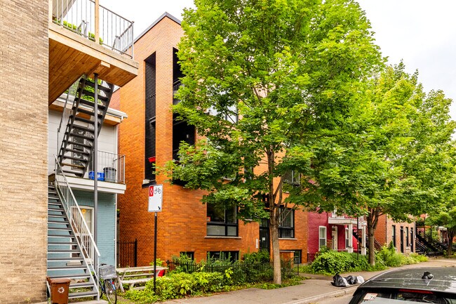 4810 De Brébeuf Rue in Montréal, QC - Building Photo - Primary Photo