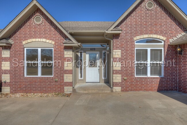 609 W 38th St in Sand Springs, OK - Foto de edificio - Building Photo