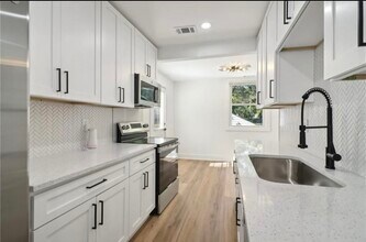 657 Woods Dr NW in Atlanta, GA - Foto de edificio - Building Photo
