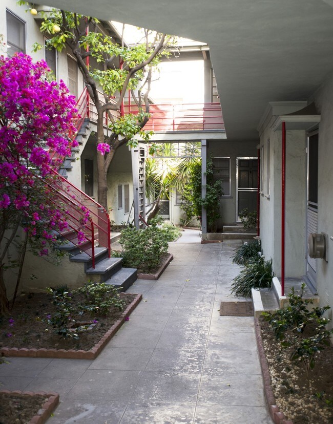 944 Tiverton Ave-Unit -14 in Los Angeles, CA - Building Photo - Building Photo