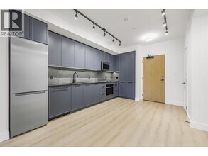 3075 Murray St in Port Moody, BC - Building Photo - Building Photo