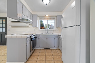 404 Hillview Dr in Lebanon, OR - Building Photo - Building Photo