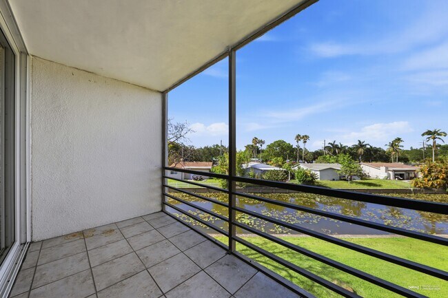 121 Royal Pk Dr, Unit 3A in Oakland Park, FL - Foto de edificio - Building Photo