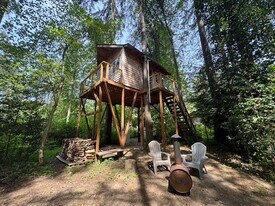 28605 Vashon Hwy SW in Vashon, WA - Building Photo