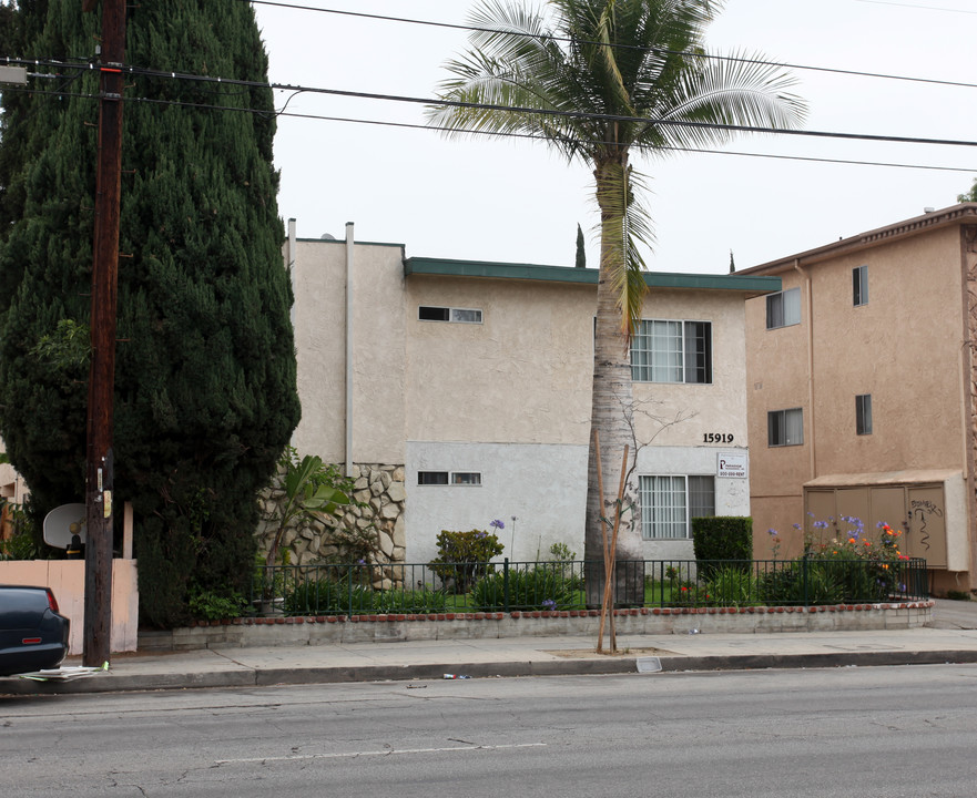 15919 Vanowen St in Van Nuys, CA - Building Photo