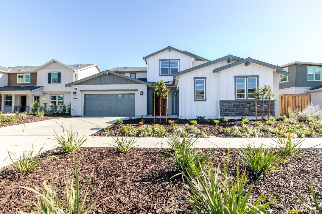 443 Royal Nat'l Rd in Vacaville, CA - Building Photo