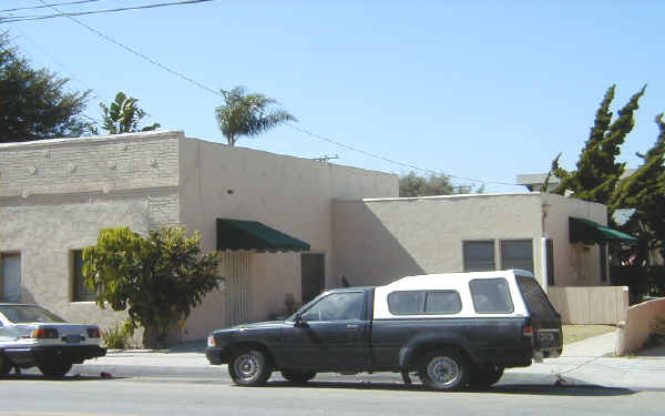 4525 E 10th St in Long Beach, CA - Foto de edificio - Building Photo