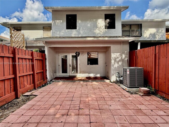 10554 NW 3rd St in Pembroke Pines, FL - Building Photo - Building Photo