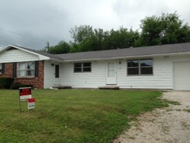 1402 S Curry Pike in Bloomington, IN - Building Photo