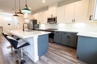 2056 Johanna Dr in Houston, TX - Foto de edificio - Building Photo