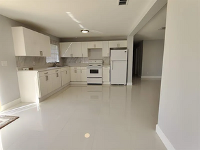1316 W 32nd St in Riviera Beach, FL - Foto de edificio - Building Photo