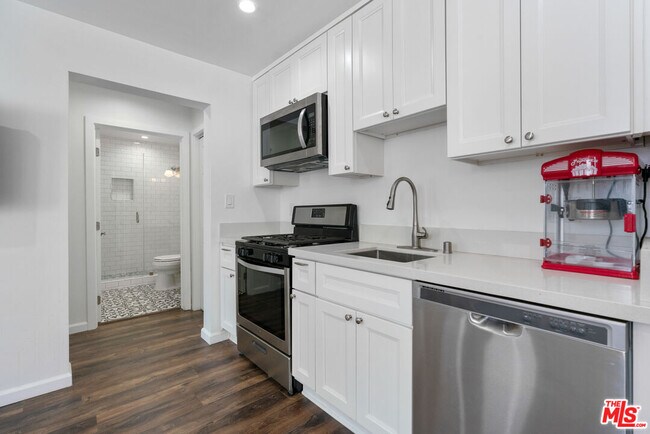 2319 Vineyard Ave in Los Angeles, CA - Building Photo - Building Photo