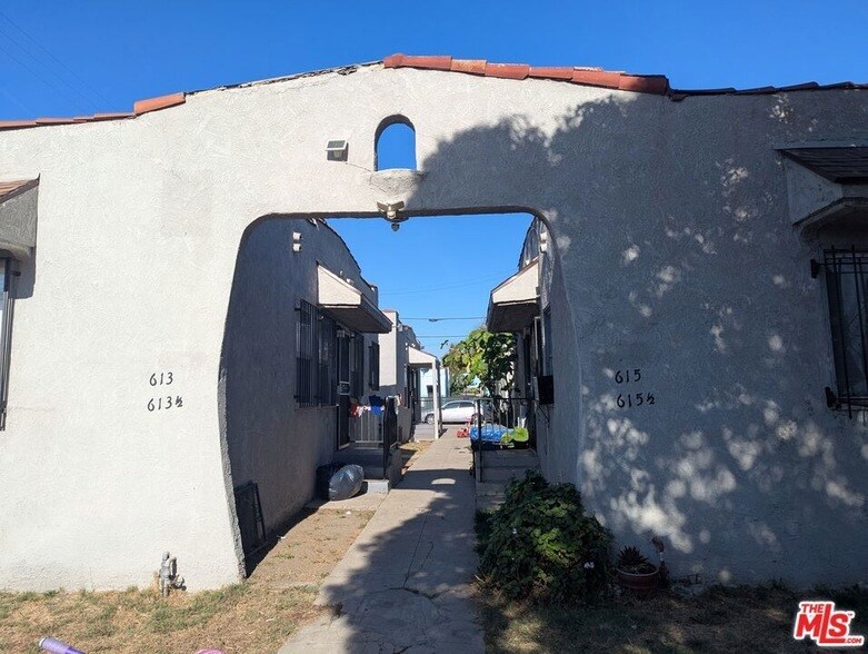 613 E 83rd St in Los Angeles, CA - Building Photo