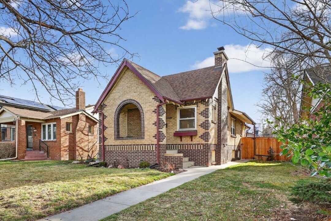 2022 S Corona St in Denver, CO - Building Photo