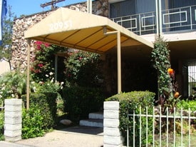 20951 Roscoe Blvd in Canoga Park, CA - Building Photo