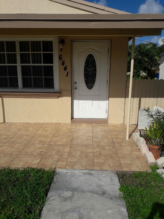 6441 SW 22nd St in Miramar, FL - Building Photo