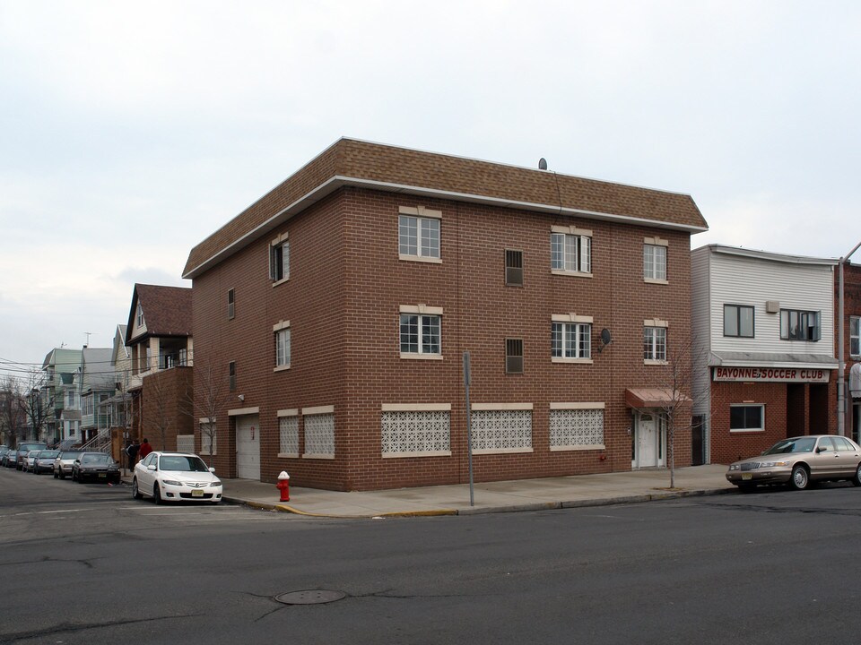 430 Avenue C in Bayonne, NJ - Foto de edificio