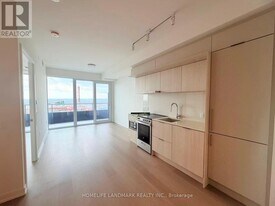 448 Burnhamthorpe Rd W in Mississauga, ON - Building Photo