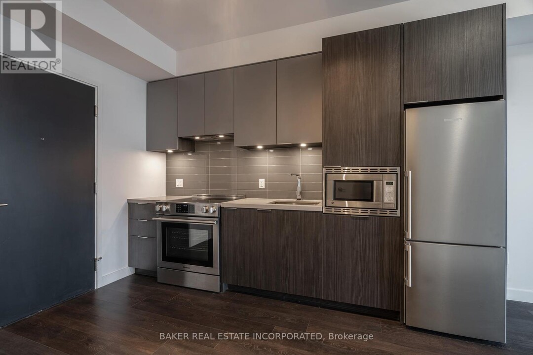 15-2715 Roehampton Ave in Toronto, ON - Building Photo