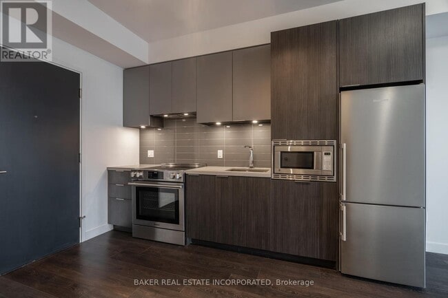 15-2715 Roehampton Ave