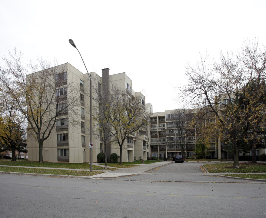 The Villas in Oakville, ON - Building Photo