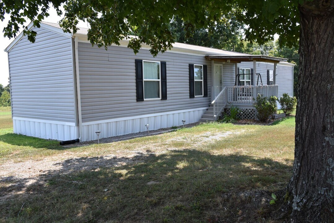 1960 Soules Chapel Rd in Cunningham, TN - Building Photo