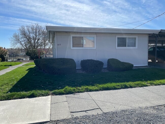 property at 1013 W Lakeside Dr