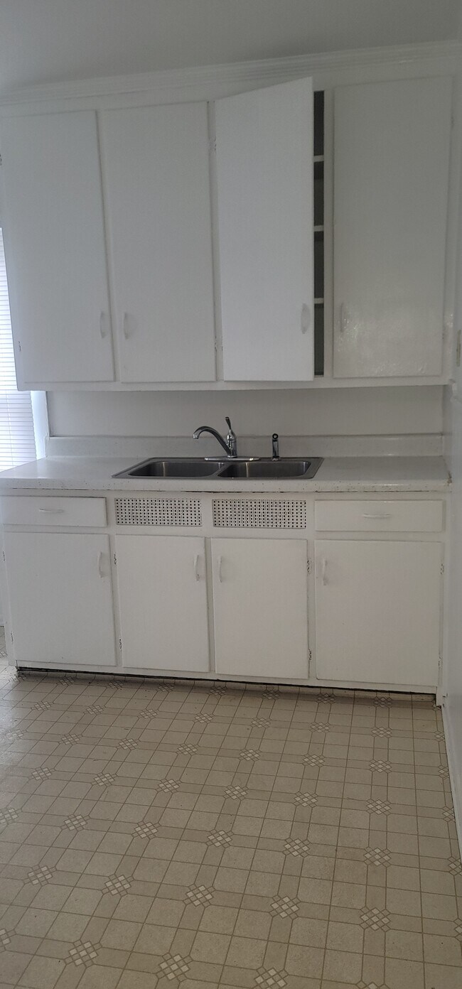 527 W 6th St, Unit 3