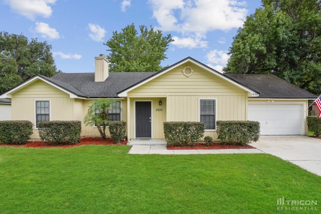 2435 Burns Dr in Middleburg, FL - Building Photo