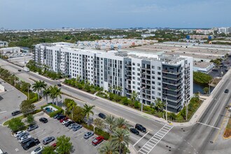 Oasis Pointe in Dania Beach, FL - Building Photo - Building Photo