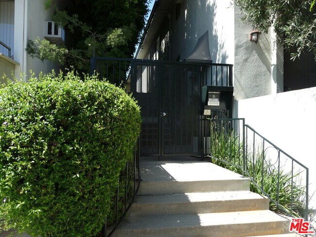 11937 Darlington Ave-Unit -2 in Los Angeles, CA - Building Photo - Building Photo
