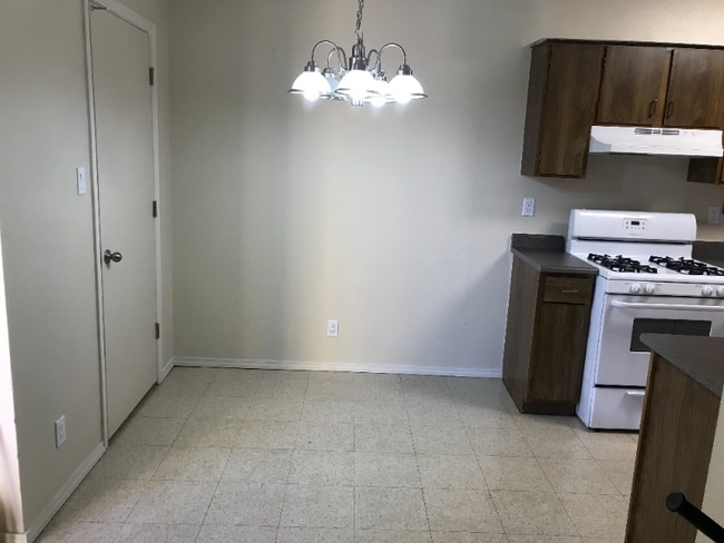 1326 San Pedro Dr SE in Albuquerque, NM - Foto de edificio - Building Photo