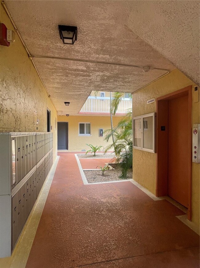 7840 Camino Real in Miami, FL - Building Photo - Building Photo