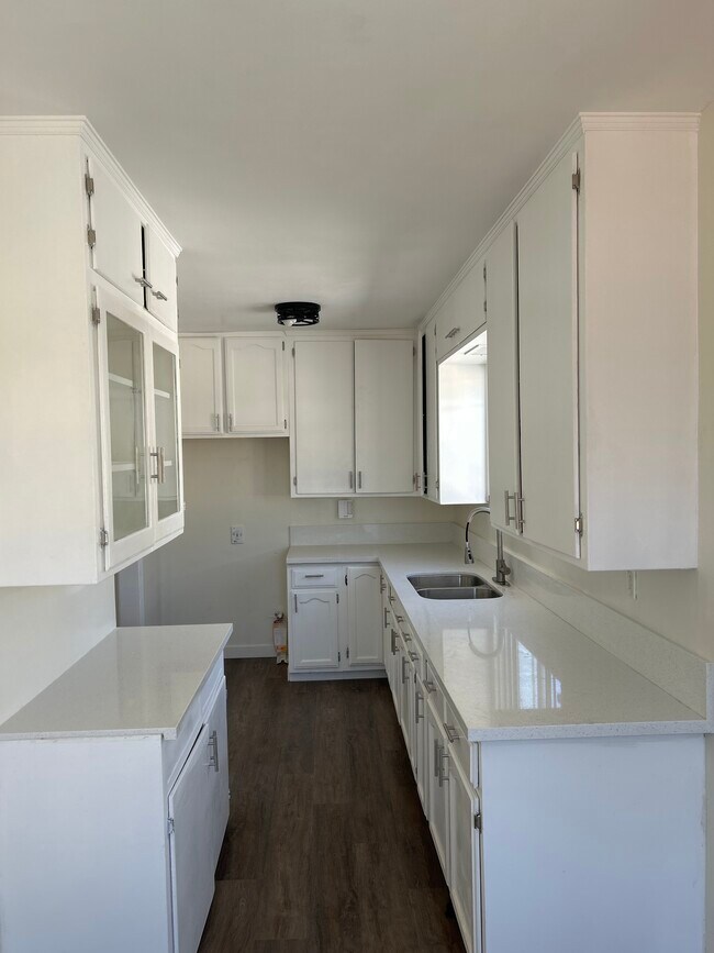 1029 W 84th St in Los Angeles, CA - Building Photo - Building Photo