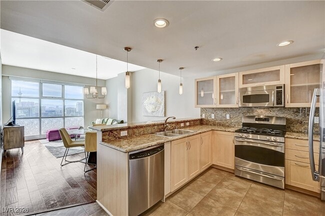 150 Las Vegas Blvd N, Unit 1811 in Las Vegas, NV - Foto de edificio - Building Photo