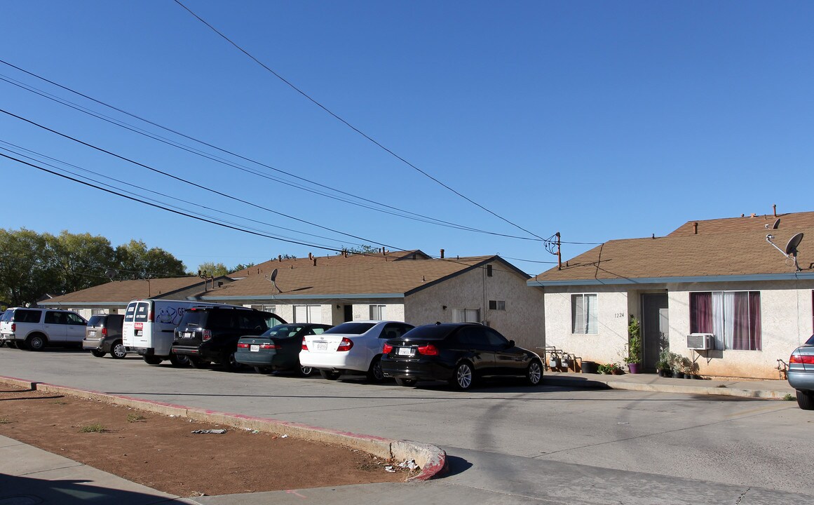 Oro Park Townhomes in El Cajon, CA - Foto de edificio