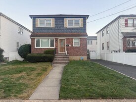 110 Evergreen Ave in Lynbrook, NY - Building Photo