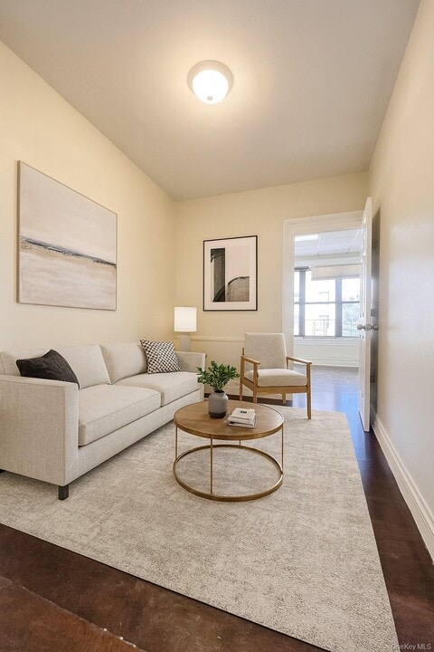 30 W Kingsbridge Rd in Bronx, NY - Building Photo