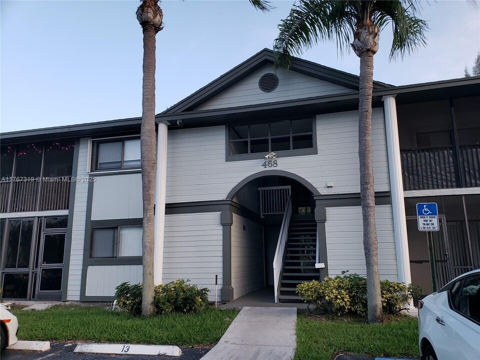 468 NE 206th Ln in Miami, FL - Building Photo