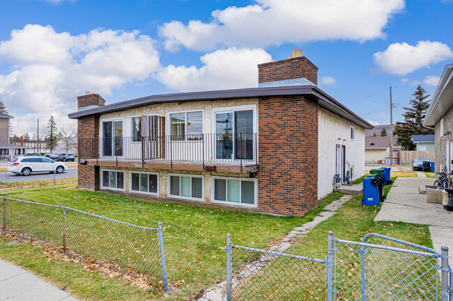 1903 Bowness Rd NW in Calgary, AB - Building Photo - Building Photo