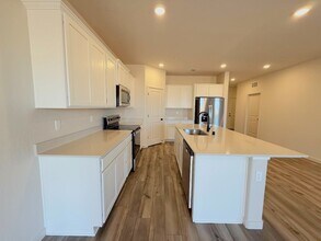4683 Athena Dr in Merced, CA - Foto de edificio - Building Photo