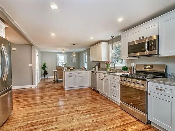 44 Maple St in Stoneham, MA - Building Photo - Building Photo