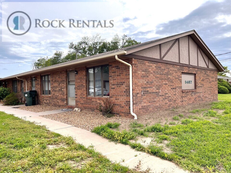 1407 E 27th Ave in Hutchinson, KS - Building Photo